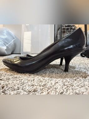 Kenneth Cole Reaction Black Patent Mid Heel Pumps